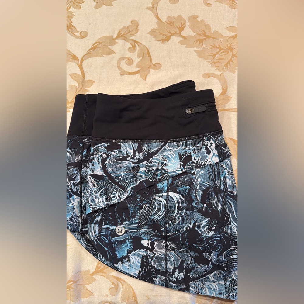❌Sold❌ Lulu speed up shorts size 6 with 2.5” inseam. GUC